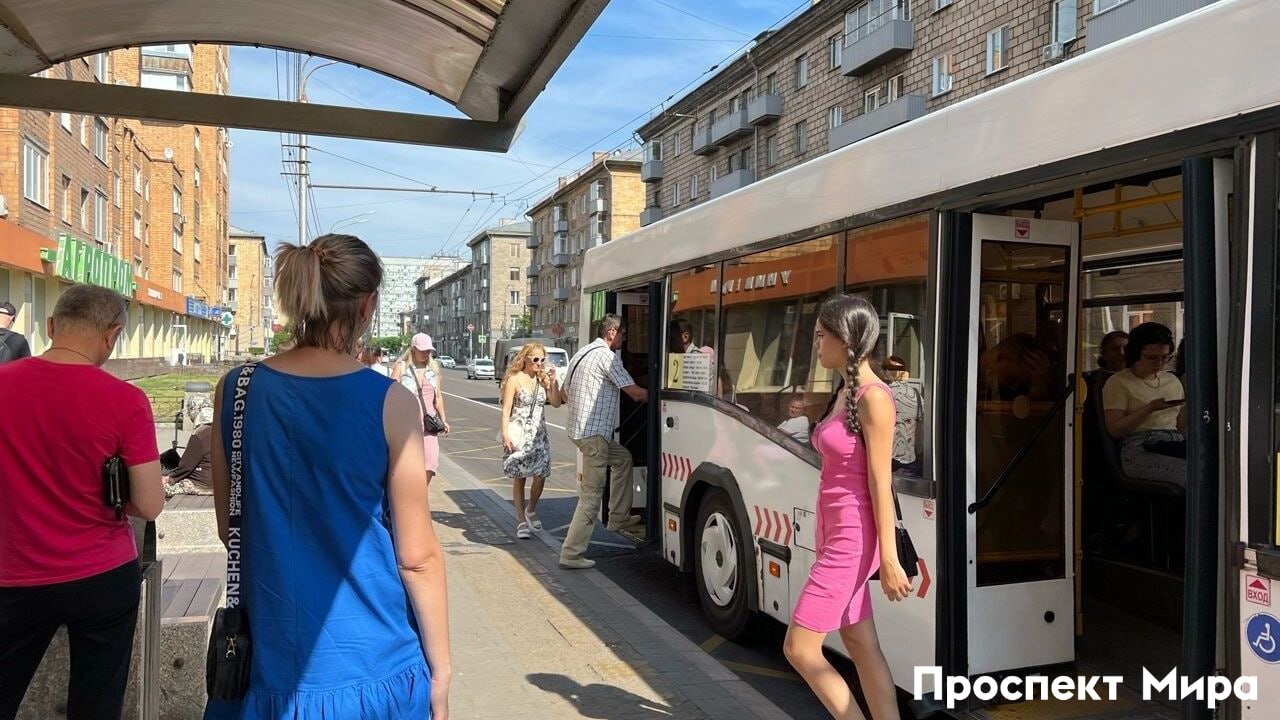 Красноярцам с августа придется больше платить за проезд в автобусах С 1 августа перестанет действовать акция при оплате проезда на общественном транспорте по СБП. Скидка 9 рублей действовала с 1 апреля, а закончится 31 июля. Акцию запускали, чтобы пассажиры могли «узнать о новых возможностях и выбрать удобный и выгодный для себя способ расчета». По данным мэрии, с начала акции красноярцы стали оплачивать проезд таким способом в четыре раза чаще, а за время действия акции пассажиры приобрели порядка 13 миллионов билетов. Проезд в автобусах и на электротранспорте города после прошлогоднего повышения без скидки стоит 44 и 40 рублей соответственно.