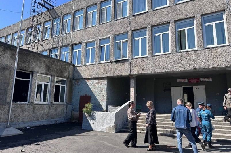 В школе 69 Владивостока ремонтируют раздевалку после пожара вызванного рюкзаком ученика Напомним что пожар вспыхнул 25 сентября в раздевалке рядом со спортивным залом по адресу улица Сабанеева 8 По предварительной информации причиной возгорания стал мобильный телефон воспламенившийся внутри рюкзака одного из учеников во время занятий  Отмечается что очаг пожара занимал площадь около 10 квадратных метров На место оперативно прибыли пожарные расчёты ГУ МЧС России по Приморскому краю которые быстро локализовали пламя Благодаря своевременной реакции персонала школы и слаженной работе систем противопожарной безопасности все учащиеся педагоги и сотрудники были успешно эвакуированы Пострадавших нет В настоящее время специалисты проводят ремонтные работы в поврежденной раздевалке и примыкающем коридоре Планируется замена части электросети восстановление отделки стен и потолков а также установка нового пластикового окна Фото администрация Владивостока   PrimaMedia в       подпишись 18