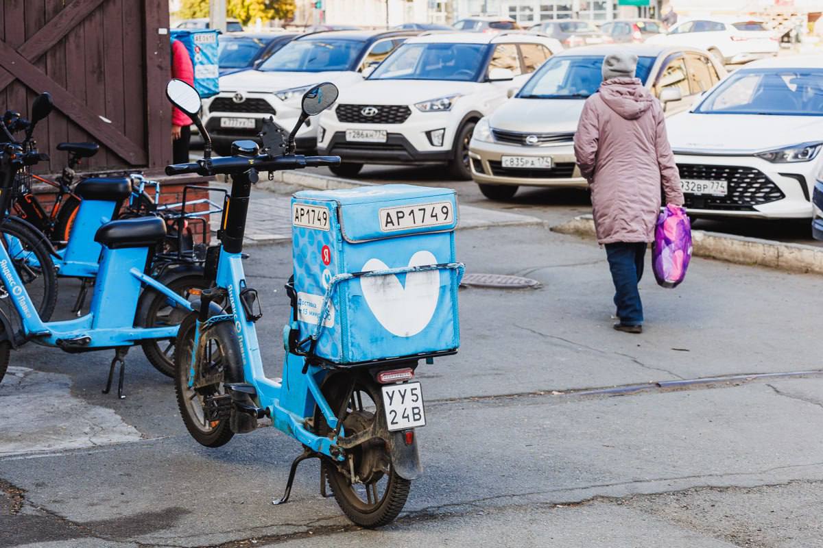 Трое из четырёх челябинцев подрабатывают чаще по вечерам и втайне от начальства Исследование Консоли и Зарплаты ру показало 75 жителей Челябинска берут дополнительную подработку помимо основной работы Чаще всего по выходным или по вечерам Главная причина очевидна нужны деньги 80 подрабатывают ради дохода каждый пятый чтобы закрыть кредиты Но при этом 60 скрывают свои подработки от работодателя Заработки скромные половина получает до 10 тысяч рублей в месяц а только 4 зарабатывают больше 30 тысяч Самые популярные направления сервис копирайтинг и бьюти сфера Каждый второй готов выйти в доставку ради стабильного дохода ведь как признают сами горожане курьеры нынче живут лучше офисных