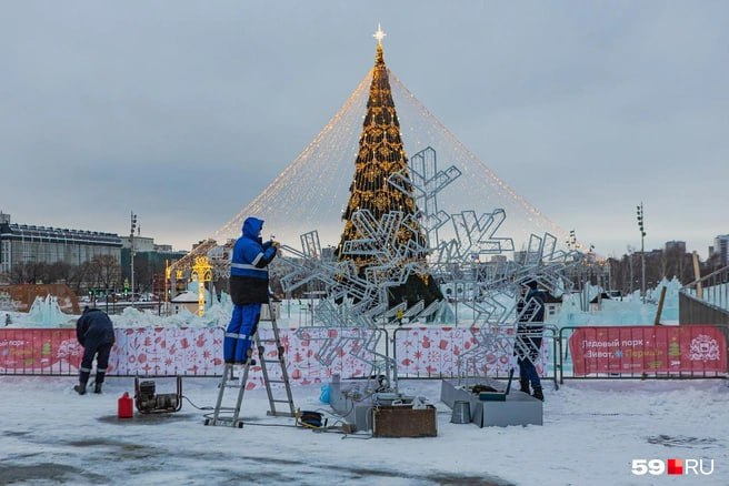 Уже через три недели на эспланаде начнут возводить елку. Мы спросили в администрации Перми, почему так рано.  — Ежегодно подготовка начинается приблизительно в этот период, — ответили   в мэрии. — Мы планируем начать работы по оформлению эспланады к Новому году уже 1 ноября.  Обычно на сборку ели уходит несколько недель, потом устанавливают иллюминацию. Мы сравнили сроки — в прошлом году елку начали собирать именно 1 ноября, а 15 декабря на ней уже зажгли огни.    Подписаться   Прислать новость