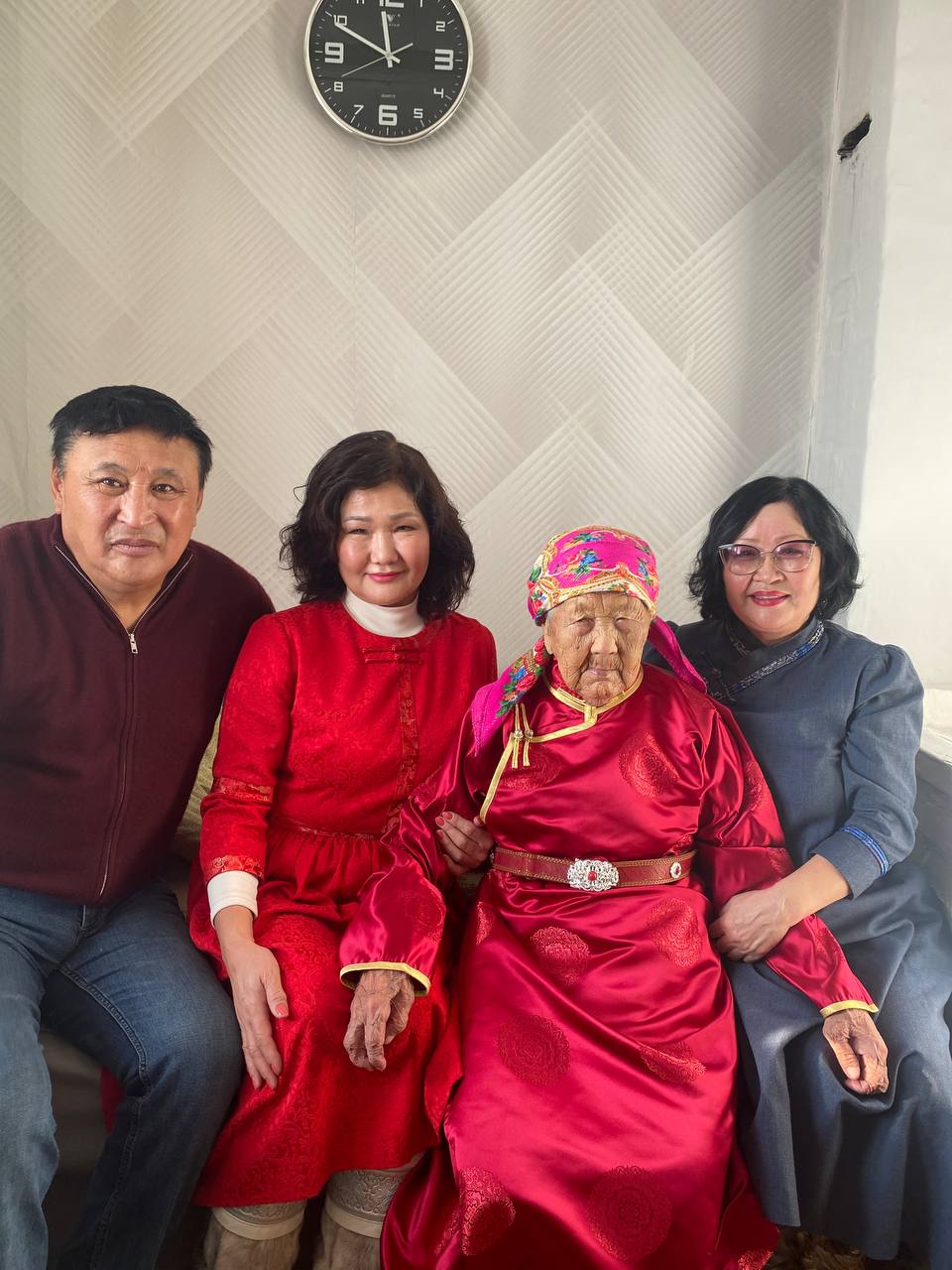 Мама шестерых детей отметила 100 летие в Бурятии Жительнице села Зандин Дашиме Ринчиновой исполнилось 100 лет Почти век её жизни это история труда семьи и родного села В годы Великой Отечественной войны она работала в тылу вступила в колхоз Комсомол помогала фронту в сельском хозяйстве и даже освоила управление трактором Медаль За доблестный труд Дашиме Ринчиновой вручили прямо в поле без торжеств но по заслугам После войны она вышла замуж за ветерана Цырен Дондока Бимбаева Вместе супруги воспитали шестерых детей Мои дети настоящие люди трудолюбивые уважающие родителей чтящие традиции рода и народа У них много друзей говорит юбилярша Даже выйдя на пенсию Дашима Ринчинова не осталась в стороне от жизни села При её поддержке велось строительство Цолгинского и Тугно Галтайского дацанов Сегодня у неё большая семья 13 внуков 21 правнук и одна праправнучка Век прожит не зря и это видно без громких слов Фото из личного архива семьи Бимбаевых Канал Макс