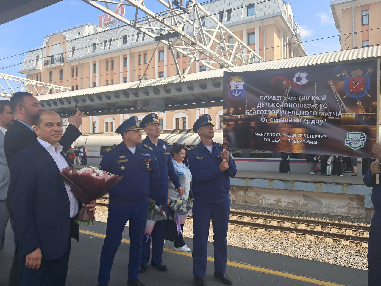 В Петербург прибыла детская футбольная команда «Мариуполь» Ребята примут участие в благотворительном матче «От сердца к сердцу» 17 июня в Колпино, где сыграют против сборной футбольных школ города. Кроме спортивных соревнований, для гостей подготовлена насыщенная культурная программа: экскурсии по Петропавловской крепости, Эрмитажу, Петергофу и посещение легендарной «Газпром Арены». Это уже девятая акция «От сердца к сердцу», которая традиционно помогает детям. В этом году она приобрела особое значение — помимо товарищеского матча юных футболистов, запланирована игра взрослых команд, что подчеркивает преемственность поколений. Организаторы уверены, что поездка станет для мариупольских ребят незабываемым событием и новым этапом в их спортивной карьере. Фото: Алиса Емельянова Вечерний Санкт-Петербург