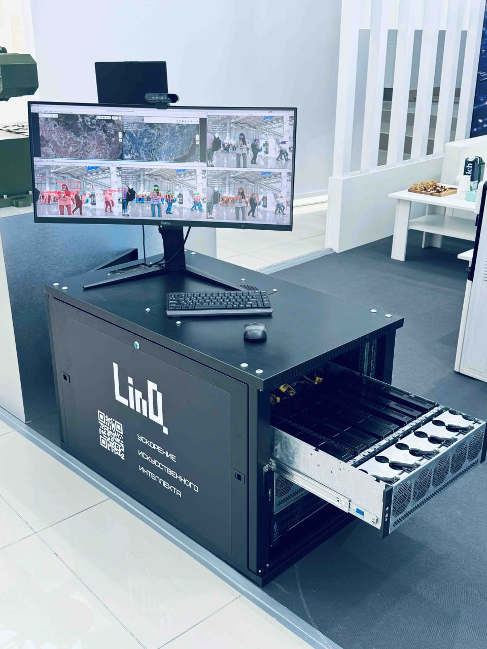 LinQ HPC российская попытка войти в игру ИИ железа РСК и ХайТэк показали систему LinQ HPC позиционируя её как независимую от зарубежных технологий Процессорный вендор официально не раскрыт но это явно добавляет интриги Базовый элемент TPU LinQ H с производительностью до 24 TOPS работает только с INT8 Ускоритель LinQ HPQ четыре таких чипа 96 TOPS Сервер LinQ HPS десять карт HPQ 960 TOPS Полная система два HPS до 1920 TOPS пиково Оперативка 1280 ГБ DDR4 ECC заявляют возможность параллельно запускать более 100 моделей На ResNet 50 задержка 2 3 мс после оптимизации обещают 1 5 мс Поддержка TensorFlow и PyTorch есть История у проекта долгая LinQ ещё в 2018 показывали как FPGA макет но сейчас это первый коммерческий продукт Звучит амбициозно но ждём реальных бенчмарков
