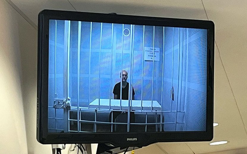Оставили в СИЗО  Суд оставил под стражей бывшего главного врача Республиканского клинического онкологического диспансера Виктора Заварзина, арестованного по обвинению в получении взяток в крупном размере  Обвиняемый и его защитник просили избрать домашний арест или запрет определенных действий, обосновывая тем, что скрываться и оказывать давление на свидетелей Заварзин не планирует.  «Выслушав мнение участников процесса, изучив представленные материалы, данные о личности обвиняемого, апелляционная инстанция оставила без изменения постановление суда», - сообщает Объединенная пресс-служба судов Удмуртии.  Фото: Объединенная пресс-служба судов Удмуртии    #Ижевск #Удмуртия