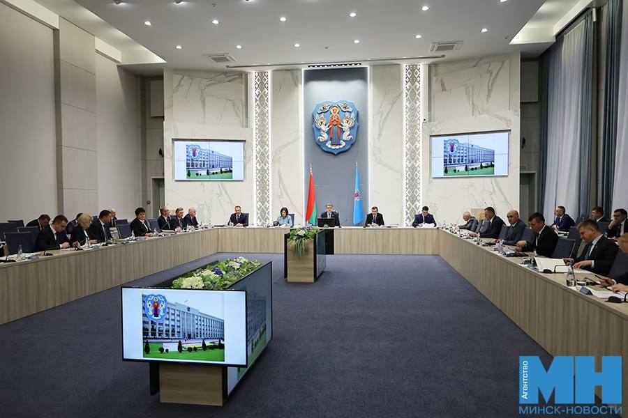 Вопросы реализации молодежной политики обсудили на заседании Мингорисполкома Председатель городского исполнительного комитета Владимир Кухарев обозначил основные пункты  Государственная молодежная политика находится на постоянном контроле у Главы государства и Президент неоднократно обращал внимание на качественные системные подходы в работе с молодежью  Проведен мониторинг работы учебных заведений предприятий и организаций есть вопросы которые необходимо решать Нужно сделать все чтобы в этом направлении работа была ежедневной и эффективной Минск Новости MINSKNEWS BY Telegram Viber FB VK Inst TikTok YouTube