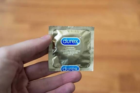 В Москве обнаружили поддельные презервативы Durex В сетевых аптеках Москвы нашли контрафактные презервативы популярной марки Фальшивка продавалась в Сети эконом аптек и Мелодии здоровья Настоящий производитель Рекитт Бенкизер обратился в органы экспертиза выявила нечеткую полиграфию разные шрифты и несоответствие отрывной ленты оригиналу Суд постановил изъять поддельные презервативы из аптек и оштрафовать продавцов МоскВайб подписаться