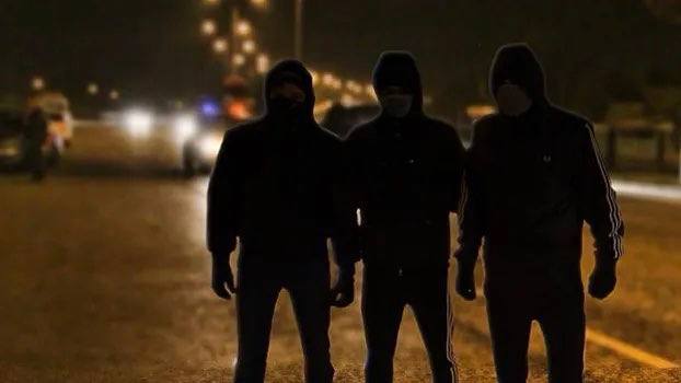 «Мамкины террористы» из Краснодара отправлены в колонию за призывы взрывать аэропорты и поезда Александр Погорелов, Джамал Маматкулов и Роман Мыськов в марте 2033 года, находясь в Краснодаре, купили камуфлированную одежду, маски, два беспилотных летательных аппарата, страйкбольную модель автомата Калашникова, штатив для производства видеозаписи и кустарно изготовленный знак населенного пункта Московской области «Ловцово». После этого Погорелов, Маматкулов и Мыськов совместно подобрали подходящий для производства видеозаписи участок местности, где надели камуфлированную одежду, маски для конспирации и произвели видеозапись, взяв в руки беспилотные летательные аппараты и оружие. В своем видео они призывали к совершению действий, связанных с насилием подрывом аэропортов, поездов и направленных на борьбу с действующей властью. Видео выложили в интернет, а потом к ним пришли силовики. В итоге Южный военный суд назначил: - Погорелову - 6 лет 6 месяцев; - Маматкулову - 6 лет; - Мыськову - 5 лет 6 месяцев. Колония будет общего режима. свои фото, видео и истории присылайте нашему боту Краснодар Телетайп Подписаться