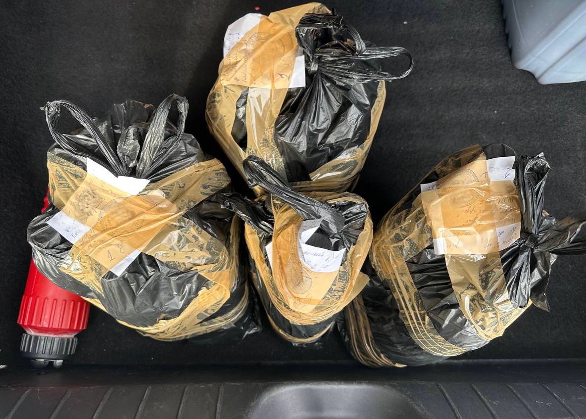 Полиция Сочи продолжает пресекать ночную и нелегальную торговлю алкоголем Сотрудники отдела по исполнению административного законодательства УВД по г Сочи провели очередные проверки точек по продаже алкоголя На ул Костромской в Адлере около 2 часов ночи выявили продажу алкоголя в запрещённое время Напиток изъяли а в отношении директора магазина составили административный материал по ст 14 16 КоАП РФ На ул Московской в центре города из незаконного оборота изъяли 20 л домашнего вина и направили на экспертизу Напиток продавался в пластиковых бутылках без каких либо документов Если вы обладаете информацией о незаконной продаже спиртного сообщите в полицию по телефону 102 Полиция Сочи