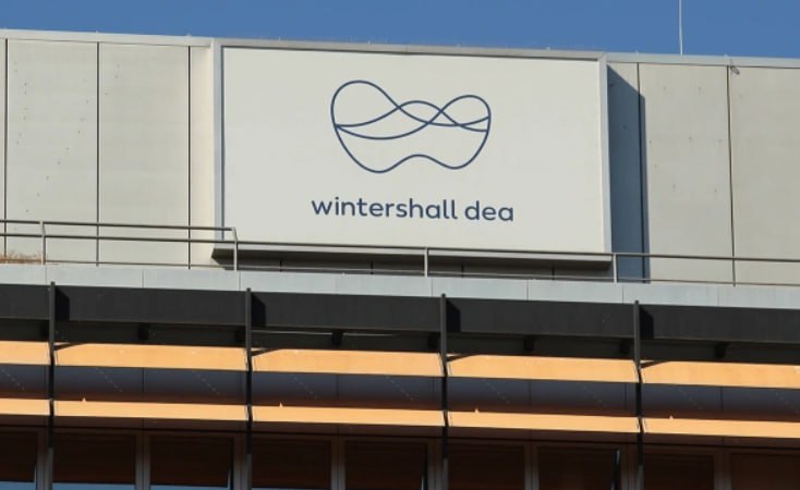 Московский суд в конце прошлой недели выписал немецкой экс нефтегазовой компании Wintershall штраф в 7 5 млрд за то что компания продолжила зарубежный арбитраж против России даже после сентябрьского запрета Предвосхищая такое развитие событий Wintershall получила в суде Дубайского международного финансового центра DIFC место проведения арбитражного разбирательства ордер запрещающий России вести антиарбитражные дела такого типа 19 ноября судья Джереми Кук вынес штрафное уведомление penal notice в котором обращается напрямую к Российской Федерации IF YOU THE RUSSIAN FEDERATION и обещает за нарушение ордеров жесткие санкции как самому государству так и всем посредникам которые способствуют ее антиарбитражным действиям против Wintershall Юристы сходятся во мнении что это беспрецедентный кейс С чем это связано что это значит для судебной тяжбы вокруг активов Wintershall и кому угрожает ордер дубайского органа в подписке РБК Фото Hanno Bode IMAGO Global Look Press РБК в Telegram и MAX