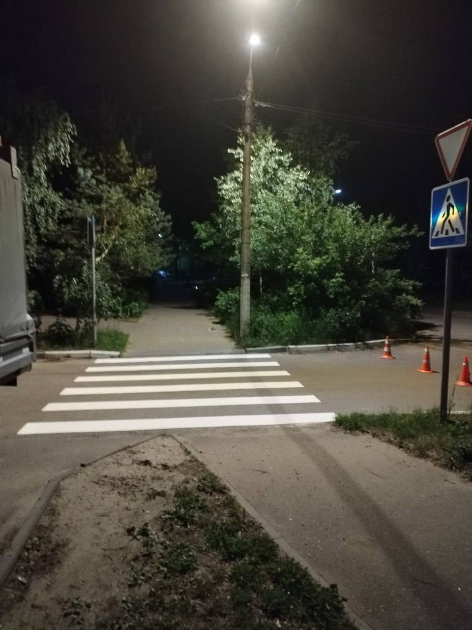 Серпухов становится безопаснее: масштабное обновление дорожной разметки В городском округе Серпухов полным ходом идет обновление горизонтальной дорожной разметки. Специалисты уже выполнили работы на 10 ключевых объектах общей площадью 2577 квадратных метров. Где уже обновили разметку: • Улица Советская • Улица Фирсова • Улица Горького • Привокзальная площадь • Улица Чехова • Площадь Ленина • Улица Джона Рида • Улица Подольская В ближайшее время работы продолжатся на оставшихся участках. Все дорожные полосы, пешеходные переходы и другие элементы разметки будут приведены в соответствие с требованиями безопасности. Все работы планируют завершить до 8 октября.