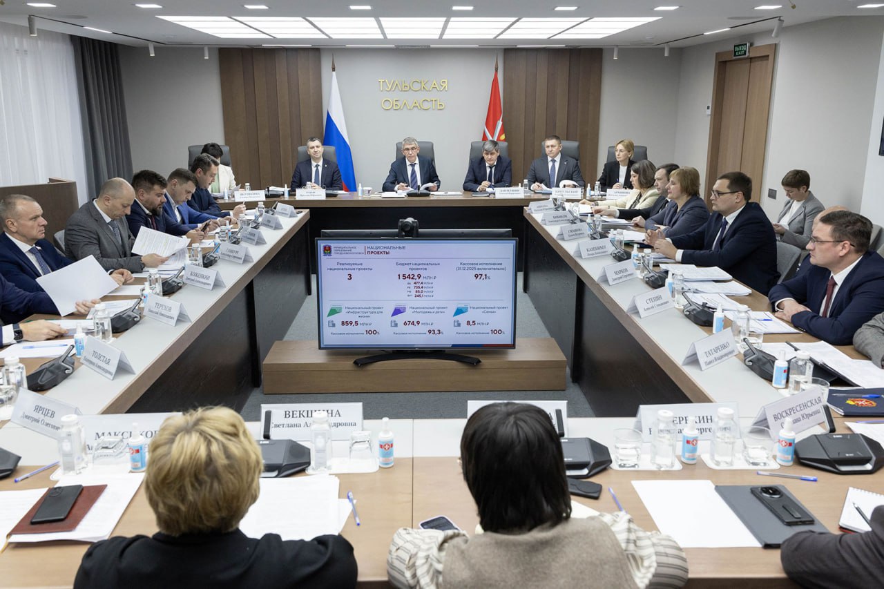 В Тульской области обсудили реализацию нацпроектов с главами трёх районов Рабочую встречу с главами администраций Новомосковска Щекинского и Узловского районов провел Губернатор Дмитрий Миляев Решение проблем с помощью национальных проектов и региональных программ стало основной темой обсуждения Нацпроект Инфраструктура для жизни Создаются современные пространства благоустраиваются дворы скверы Нацпроект Семья Ремонтируются музеи театры библиотеки места куда родители могут отвести детей и культурно с пользой провести время Нацпроект Молодежь и дети Приводятся в порядок школы детские сады и молодёжные центры Программа Народный бюджет Обновляются автодороги Построен путепровод запущен новый общественный транспорт Программа Наш район Благоустраиваются придомовые территории пешеходные зоны детские площадки Отреставрирован стадион Еще одним вопросом обсуждения стало обновление систем водоснабжения во всех трех районах Глава региона поручил сформировать программу развития каждого конкретного муниципалитета до 1 марта
