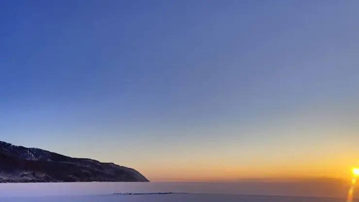 Лед начал сковывать Байкал Ледяные поля уже образовались у западного берега лед покрыт трещинами и разломами У восточного берега также появился лед но неустойчивый и также с трещинами следует из данных спутникового мониторинга Фото Заповедное Прибайкалье   Подписаться на sibnovosti ru предложить новость