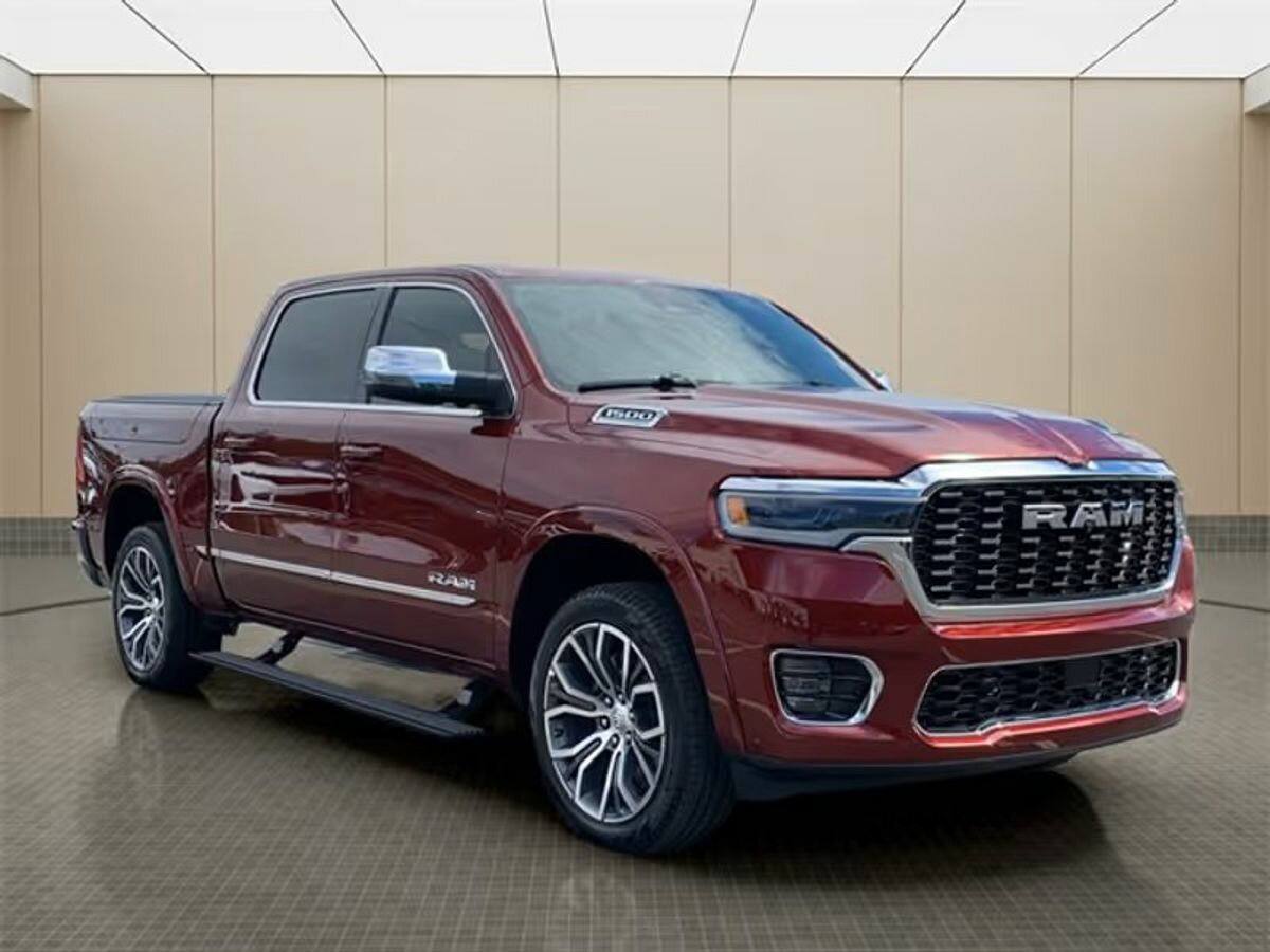 Популярность пикапов в России Пикапы становятся востребованными благодаря льготному утилизационному сбору Их регистрация как грузовых автомобилей класса N1 позволяет платить меньше налогов по сравнению с аналогичными легковыми машинами Например налоговая нагрузка на RAM 1500 примерно вдвое ниже около 5 5 млн рублей против 8 4 млн рублей у идентичных легковых моделей Однако стоит учесть ограничения допустимая масса до 3 5 тонн при превышении требуются права категории С а также запрет въезда грузовиков в Москву Продавцы активно продвигают модели RAM 1500 Mitsubishi L200 Toyota Hilux и Toyota Tundra investing investing