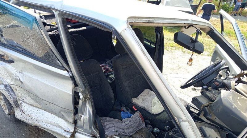 Детей зажало в машине: шесть человек пострадали в ДТП на востоке Оренбуржья Шесть человек, в том числе трое детей, пострадали в ДТП в Адамовском районе. В райцентре на пересечении улиц Майской и Садовой столкнулись ВАЗ и BMW. По данным Госавтоинспекции, девушка-водитель отечественной легковушки не уступила дорогу иномарке. В «четырнадцатой» находились трое детей 4, 12 и 13 лет. Больше всего пострадала 12-летняя девочка. Ее зажало в машине. Потребовалась помощь спасателей. Подросток госпитализирован. Остальные пострадавшие после получения медицинской помощи были отпущены домой. Идёт проверка.