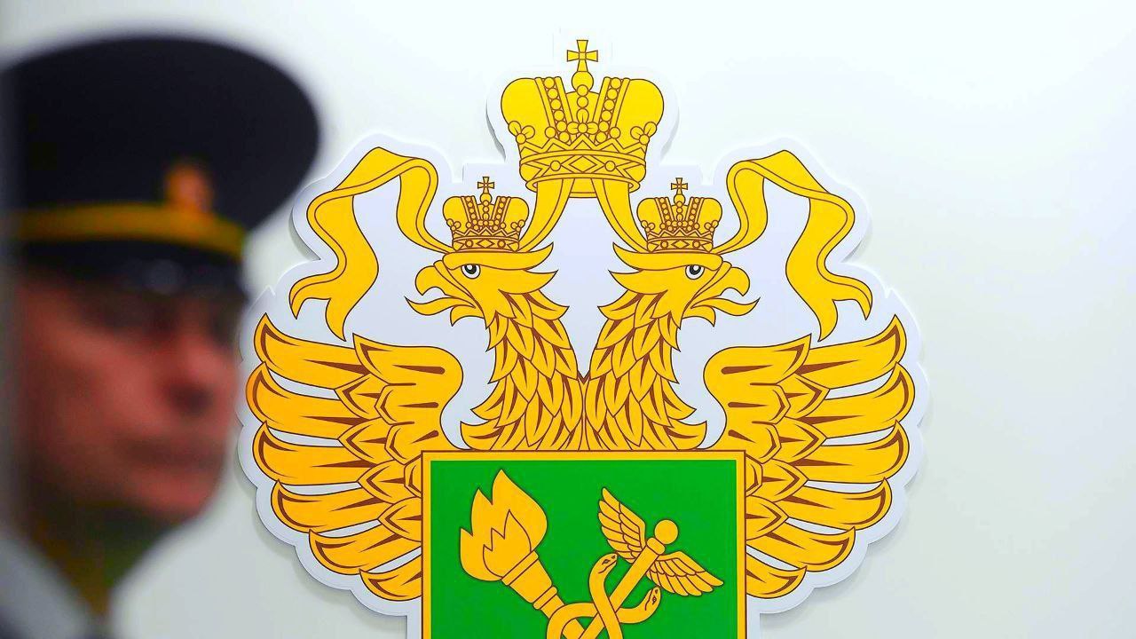 Десять лет колонии, штраф и лишение звания — такое наказание военный суд в Москве назначил бывшему главному борцу с коррупцией в Федеральной таможенной службе ФТС генерал-майору ФСБ Дмитрию Мурычеву. Он был признан виновным в получении взяток от участников внешнеэкономической деятельности. Посредник — предприниматель Дмитрий Нестеренко — получил семь лет. Сразу после оглашения приговора осужденные и их защита подали апелляционные жалобы.
