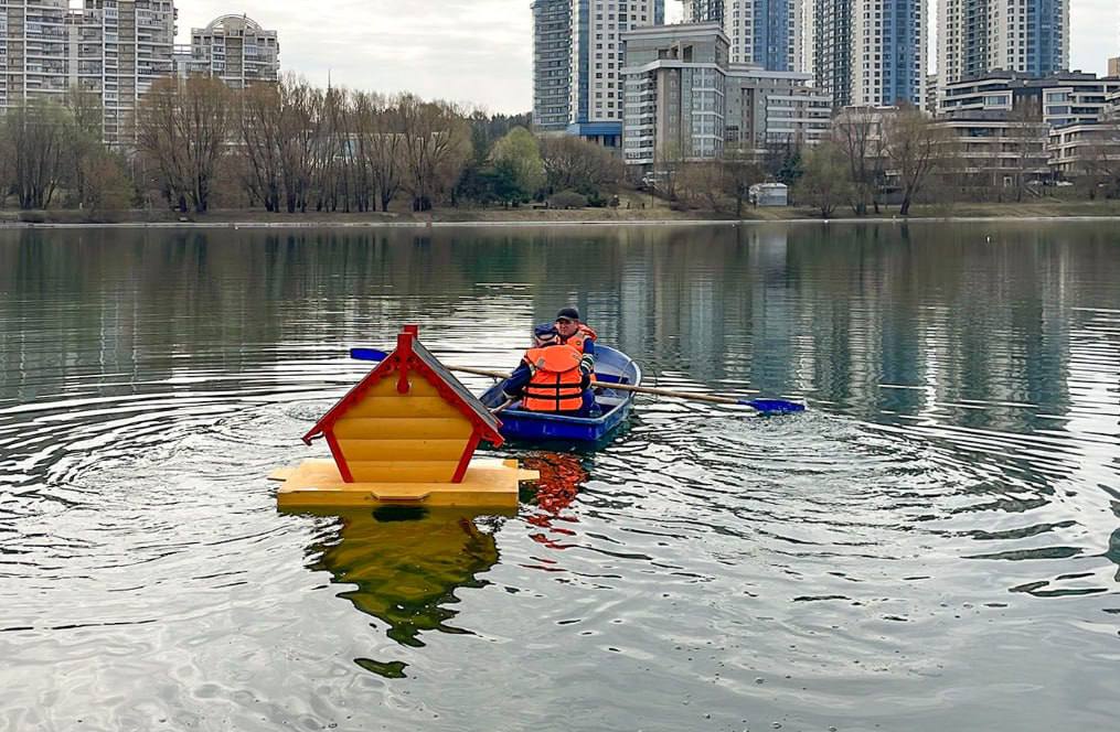 Почти 200 плавучих домиков для уток установят в водоёмах Москвы За зиму строения отчистили, отмыли и отремонтировали. Даже у птиц есть летние домики