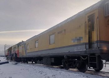 В Приамурье под поездом погиб мужчина Трагическое происшествие случилось ночью 15 ноября на станции Ларба Тындинского округа По факту началась доследственная проверка Мужчина перелазил через железнодорожные пути под составом который начал движение в результате чего он был травмирован От полученных травм пострадавший скончался в медицинском учреждении сообщает Восточное МСУТ СК России Тындинский следственный отдел на транспорте начал процессуальную проверку по статье 263 УК РФ нарушение правил безопасности движения и эксплуатации железнодорожного транспорта По данным Дальневосточной транспортной прокуратуры погибший 1991 года рождения Устанавливаются обстоятельства происшествия