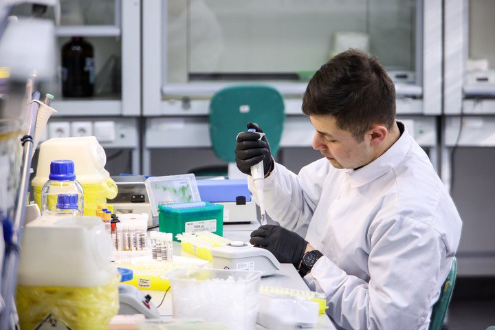 Презервативы возьмут под контроль государства Минпромторг предложил с 1 июня 2026 года ввести обязательную маркировку презервативов медицинских масок и косметологических филлеров Проект постановления уже опубликован В список также попали шприцы пробирки салфетки и оборудование для дыхательной терапии Власти хотят лучше контролировать рынок медизделий чтобы защитить население от подделок Подпишитесь на Абзац TG VK Дзен MAX Rutube