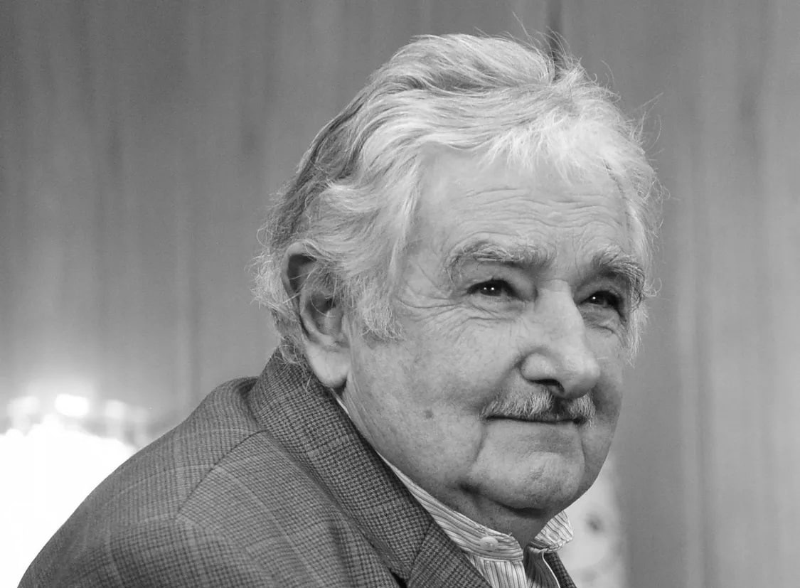 В Уругвае умер «самый бедный президент мира» Хосе Мухика О смерти 89-летнего политика сообщил действующий глава государства Яманду Орси. «Спасибо за все, что ты нам дал, и за твою глубокую любовь к своему народу», – написал уругвайский лидер. Находясь на президентском посту Мухика предпочитал жить в своем сельском доме и тратил почти всю зарплату на благотворительность. Подпишитесь на «Абзац» Добавьте «Абзац» в ленту «Дзена»