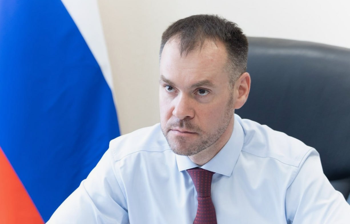 Сергей Жестянников будет назначен врип мэра Вологды Первый заместитель губернатора Вологодской области Сергей Жестянников сегодня, 14 июля, подал заявление об отставке, сообщает ИА «Вологда Регион». Он перешел на работу в мэрию Вологды на должность первого заместителя. По имеющейся у нас информации, 15 июля Сергей Жестянников будет назначен временно исполняющим полномочия мэра областной столицы. Напомним, в команду губернатора Георгия Филимонова Сергей Жестянников вошел в декабре 2023 года. На эту должность он перешел с поста главы Вологодского округа. В конце июня 2024 года Жестянникову был передан вакантный мандат депутата Законодательного Собрания региона по спискам партии «Единая Россия» . 27 июня 2024 Сергей Геннадьевич возглавил региональный парламент. Спустя ровно год, завершив работу по перенастройке работы Законодательного Собрания, Жестянников вернулся в правительство области уже в качестве первого заместителя главы региона. Также сегодня сложил полномочия мэр Вологды Андрей Накрошаев. По имеющейся у ИА «Вологда Регион» информации, он возглавит региональное министерство строительства. Таким образом, временно исполняющим обязанности мэра будет назначен первый заместитель – Сергей Жестянников. Впоследствии городская Дума должна объявить конкурс на замещение должности мэра Вологды, а затем выбрать и утвердить кандидатуру на конкурсной основе. Впрочем, вряд ли у Сергея Жестянникова найдутся достойные конкуренты. Очевидно, что переход Сергея Жестянникова в администрацию Вологды вызван необходимостью усилить работу по подготовке Вологды к 880-летию, которое город отметит в 2027 году.