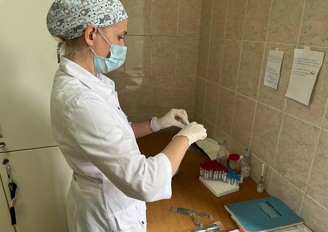В инфекционное отделение томской городской клинической больницы №3 обратился 36-летний мужчина с жалобами на озноб, слабость и высокую температуру. С диагнозом «лихорадка неясного генеза» его госпитализировали. Обследования выявили у пациента тропическую малярию тяжелой степени. Это первый в 2025 году случай заболевания. Выяснилось, что за две недели до обращения к врачам томич вернулся из Африки. Мужчину удалось вылечить. Подробнее – на Бабре #томск