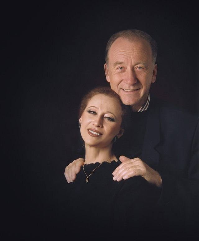 Концерт ко дню рождения Родиона Щедрина состоится 16 декабря на Исторической сцене Большого театра Сегодня 16 декабря исполняется 93 года со дня рождения Родиона Щедрина В этот день на Исторической сцене Большого театра будет дан заключительный концерт грандиозного фестиваля приношения Майя и Родион в котором прозвучат произведения выдающегося русского композитора В вечере примет участие Симфонический оркестр Большого театра За дирижёрским пультом Валерий Гергиев Концерт откроет сюита из балета Конёк горбунок Требующая от исполнителей особого мастерства музыка балета захватывает слушателей многогранностью лирических и фантастических образов Прозвучат Интродукция Дуэттино Ивана и Царь девицы Цыганский танец Девичий хоровод и кадриль Легендарная балетная партитура Кармен сюита созданная специально для Майи Плисецкой будет представлена Дуэтом Кармен и Хозе в исполнении Народной артистки России Светланы Захаровой и премьера Большого театра Артемия Белякова Частушки Варвары из оперы Не только любовь поражают богатством музыкальных красок русской частушки и трогательной историей о непростой женской судьбе Их исполнит солистка Мариинского театра меццо сопрано Екатерина Лукаш Зрители также увидят дуэт Анны и Вронского из балета Анна Каренина Пронзительная волнующая балетная драма на сюжет одноименного романа Льва Толстого посвящена Родионом Щедриным супруге великой балерине музе другу Майе Плисецкой Солисты Рената Шакирова и Роман Беляков Мариинский театр Одноактный балет Озорные частушки представят артисты Театра балета им Леонида Якобсона Родион Щедрин называл свою партитуру по существу токкатой то есть виртуозной пьесой в быстром движении и чётком ритме идеальной для демонстрации технических возможностей исполнителей Премьера постановки хореографа Вячеслава Самодурова состоялась три года назад специально к 90 летнему юбилею композитора Завершит вечер хореографическая миниатюра Лебедь на музыку Камиля Сен Санса в постановке Михаила Фокина Солистка Народная артистка России прима балерина Большого театра Светлана Захарова Последние билеты в продаже на официальном сайте Большого театра Большой театр ВКонтакте Большой театр в MAX