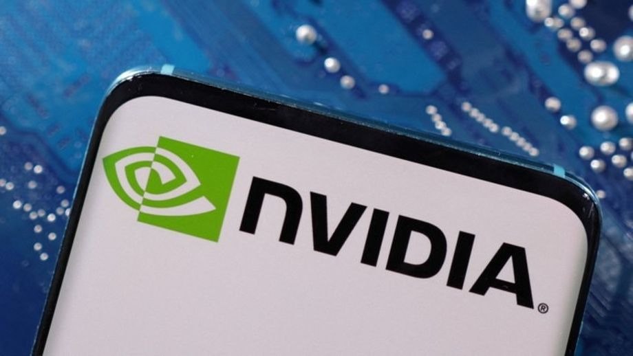 ИИ-чипы решают всё. NVIDIA резко нарастила доходы, даже потеряв Китай Nvidia отчиталась о квартальной выручке в $44,1 млрд — это на 69% больше, чем год назад, и выше ожиданий аналитиков. Даже жёсткие ограничения на продажу чипов в Китай не смогли затормозить рост. На фоне отчёта акции компании выросли на 4%.