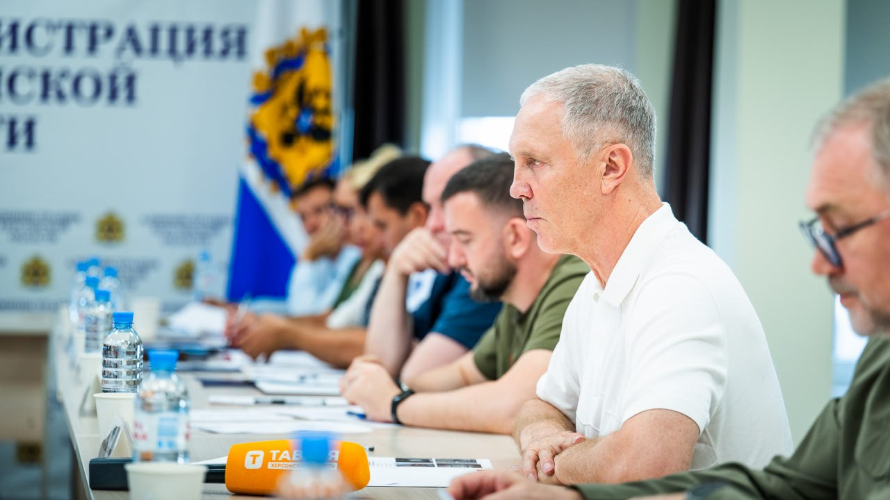 Провели большое совещание по здравоохранению с министром Михаилом Мурашко и делегацией Минздрава России     Прошлись по объектам. Капитальный ремонт поликлиники и стационара в Генической ЦРБ идёт успешно — закончим в этом году.    Краснодарский край берёт на себя строительство нового хирургического корпуса — старт работ в следующем году. Министр внимательно изучил все детали, вплоть до планировки отделений и маршрутов, по которым будут перемещаться пациенты. Подрядчики шеф-региона получили несколько замечаний — дал поручение учесть их, чтобы здание было удобным и для врачей, и для больных.   ‍ ‍  Отдельно говорили о кадрах. Врачей и медсестёр не хватает, но движение есть. Федеральный Минздрав подключается — помощь будет.     Проверили выполнение поручения Президента по поставке скорых. Машины уже на месте, среди них есть и бронированные. Михаил Альбертович лично поблагодарил водителей, которые работают на передовой.  Работаем в связке с федеральным министерством, с шефами из Краснодарского края, с ФОМС — всё ради того, чтобы медицина Херсонщины становилась крепче.