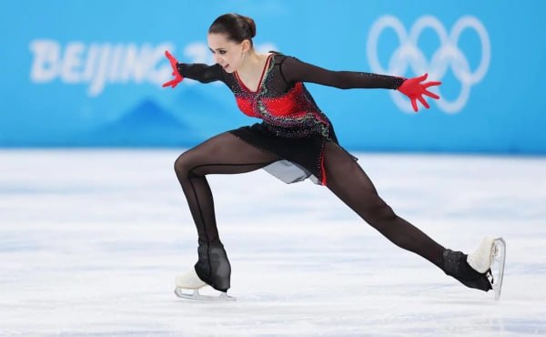 Решение CAS по делу Валиевой пропало с официального сайта Спортивный арбитражный суд CAS удалил с официального сайта мотивировочную часть решения согласно которой российская фигуристка Камила Валиева была дисквалифицирована на четыре года выяснил корреспондент РБК Срок дисквалификации заканчивается 25 декабря 2025 года В настоящее время на сайте CAS есть только пресс релиз о публикации решения по делу Валиевой от 7 февраля 2024 года При этом в базе данных суда остается доступным решение 2022 года о допуске фигуристки к личному турниру Олимпийских игр В начале октября стало известно о планах 19 летней Валиевой вернуться в спорт и возобновить тренировки под руководством Светланы Соколовской в школе Татьяны Навки Getty Images Подписаться на РБК Спорт