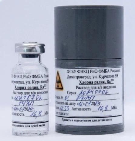 В России начали применять препарат для лечения рака Ракурс 223Ra Его разработал федеральный научно клинический центр радиологии и онкологии ФМБА России   Ракурс 223Ra предназначен для терапии ряда онкологических заболеваний в первую очередь при наличии костных метастазов  Радиоактивное излучение 223Ra способно целенаправленно воздействовать на злокачественные клетки уменьшая болевой синдром и повышая качество жизни пациентов отметили в центре Telegram ФМБА Telegram Max