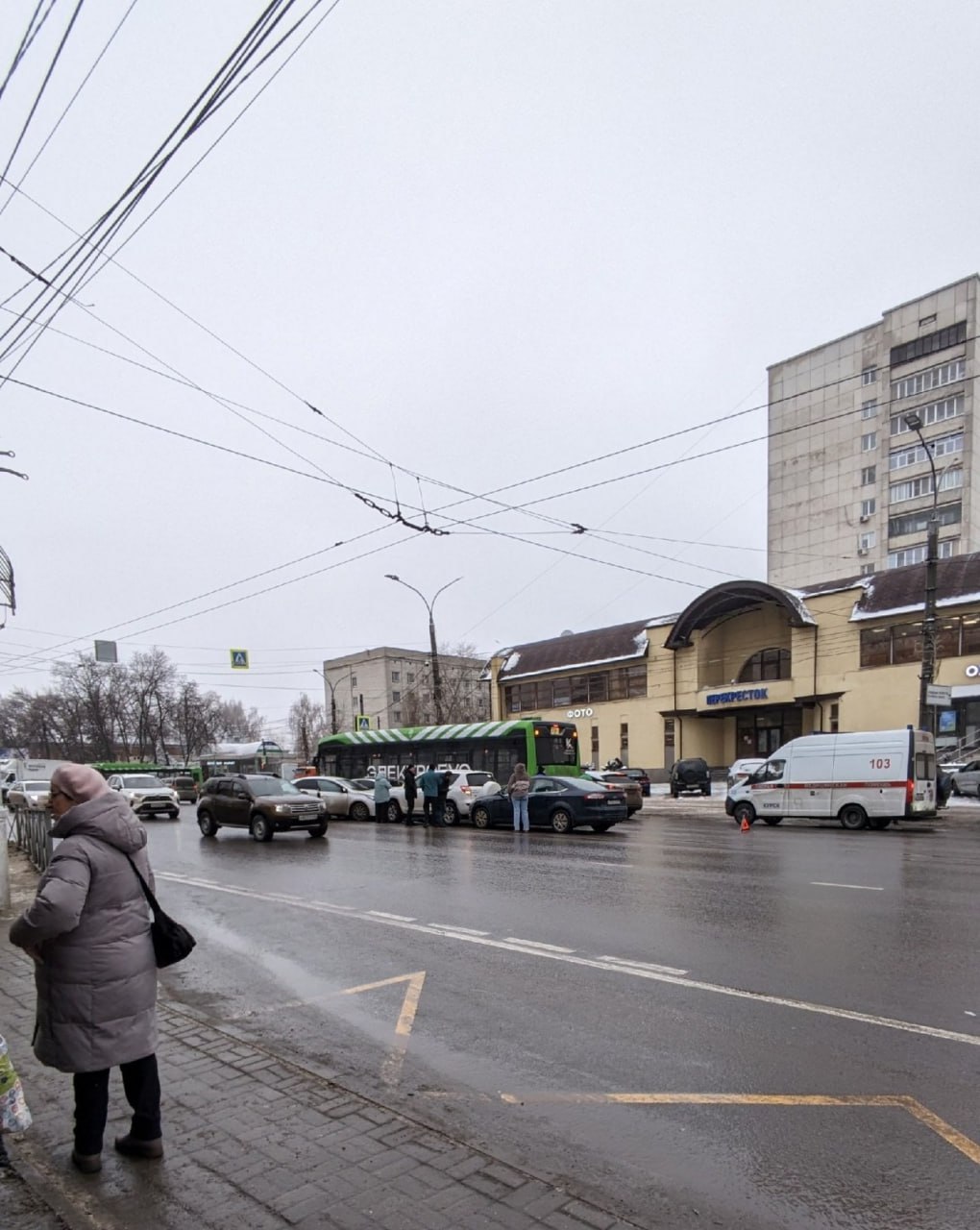 В Курске на улице 50 лет Октября произошло ДТП с участием пяти транспортных средств  Сегодня примерно в 11:55 в районе Дзержинского 99а водитель транспортного средства «Тойота» выехал на встречную полосу. Вследствие чего произошло столкновение со стоящей иномаркой «Фольксваген».  В ДТП также пострадали «Электробус», «Тойота» и «Форд», которые совершали движение по данной улице. Всего в происшествии пострадало 5 транспортных средств. Полиция выясняет причины и обстоятельства ДТП. Действиям его участников дадут правовую оценку.   АВТОКАДР 46  Курская Telega / Прислать новость