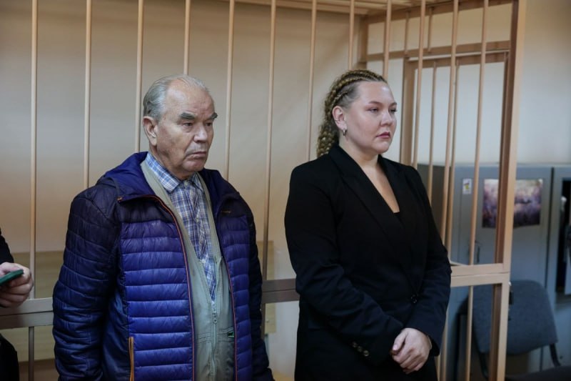 В Екатеринбурге выпустили на свободу 87-летнего тренера Николая Ражева, обвиненного в педофилии  Тренер по настольному теннису вышел на свободу после двух лет пребывания в колонии строгого режима. Об этом нам сообщил источник, знакомый с ситуацией.  Ражева обвинили в сексуальных домогательствах к несовершеннолетней. В 2023 году пожилого мужчину признали виновным в совершении насильственных действия сексуального характера в отношении девочки, не достигшей 14 лет.   Школьница сообщила, что мужчина якобы трогал ее за грудь и ягодицы.  Николай утверждает, что бывшая воспитанница явилась на тренировку и едва не сорвала ее. Пожилой тренер был вынужден выставить подростка за дверь. Тем не менее, в суде невиновность Ражева доказать не удалось.   : ФедералПресс / Иван Кабанов  Уралити