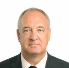 Областной суд оставил в силе приговор военному комиссару Вячеслав Артюшкин признан виновным во взяточничестве Самарской областной суд оставил в силе обвинительный приговор бывшему военному комиссару Октябрьского Ленинского Куйбышевского и Самарского районов Вячеславу Артюшкину В марте этого года Октябрьский районный суд признал его виновным в 11 преступлениях предусмотренных п а ч 5 ст 290 УК РФ получение взятки и приговорил к девяти годам лишения свободы со штрафом в размере 3 млн рублей Как выяснили следователи военный комиссар в 2021 2023 годах получал через посредника взятки в размере 60 70 тыс рублей за внесение в учетные карты призывников заведомо ложных сведений о наличии заболеваний препятствующих призыву на военную службу Адвокаты Вячеслава Артюшкина заявляли о невиновности своего подзащитного Однако суд апелляционной инстанции не нашел оснований для его оправдания Апелляционным определением Самарского областного суда в приговор внесены изменения в части уточнения формулировки квалификации действий осужденного изложения доказательств снятия ареста с имущества без снижения назначенного приговором суда срока лишения свободы