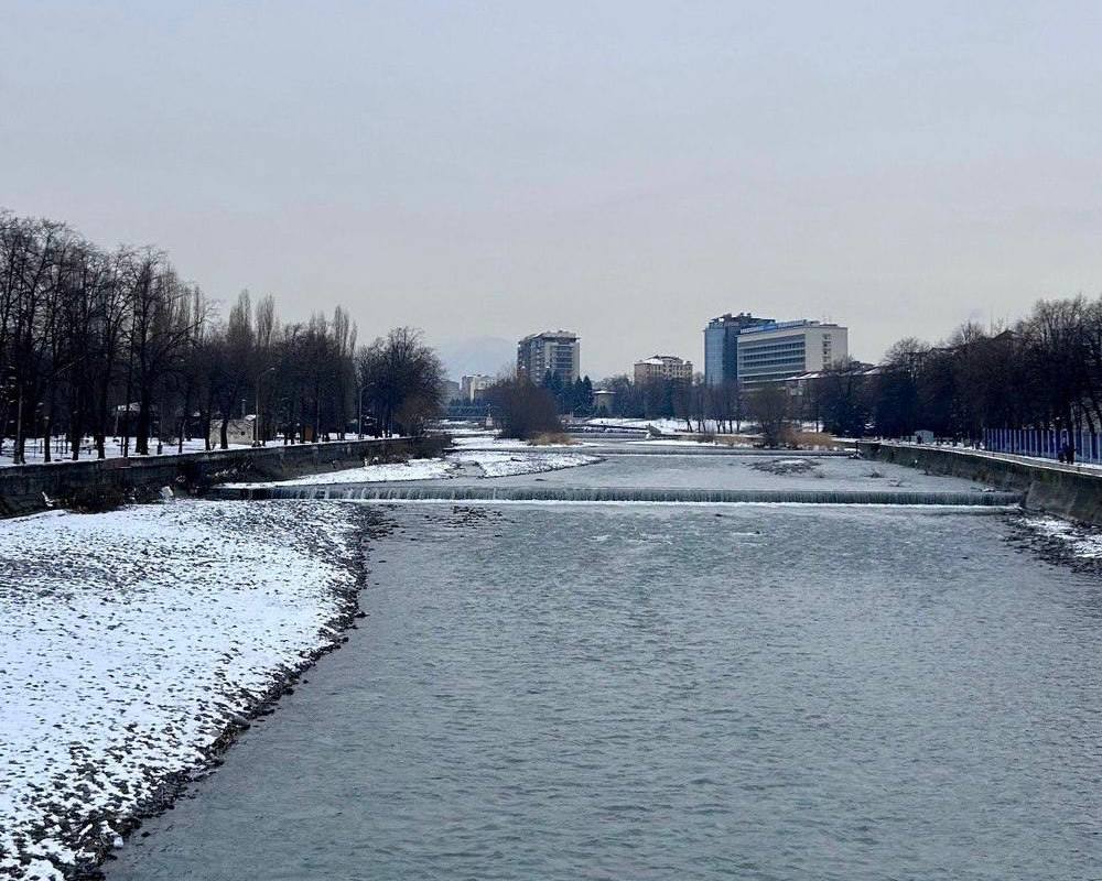 В Осетии возбудили уголовное дело из-за загрязнения Терека сточными водами   Дело по статье о загрязнении вод возбудил отдел МВД по Правобережному району после прокурорской проверки. Прокуратура нашла нарушения законодательства в действиях органов власти при организации водоотведения в Беслане.   По данным ведомства, администрация района и МинЖКХ региона не обеспечили запуск очистных сооружений в городе после их реконструкции в 2020 году. Прокуратура внесла представление главе АМС Казбеку Мрикаеву, проинформировала региональные власти, но меры по исправлению ситуации не приняли. После этого ведомство обратилось в суд и министерство обязали обеспечить очистку сточных вод до установленных нормативов.   В ходе проверки совместно с Росприроднадзором было установлено, что сточные воды, образующиеся при эксплуатации центральной канализации, сбрасываются напрямую в реку Терек без очистки. Исследование проб воды показало превышение допустимой концентрации загрязняющих веществ. Ущерб оценивается в 9 млн рублей.    Сапа 15