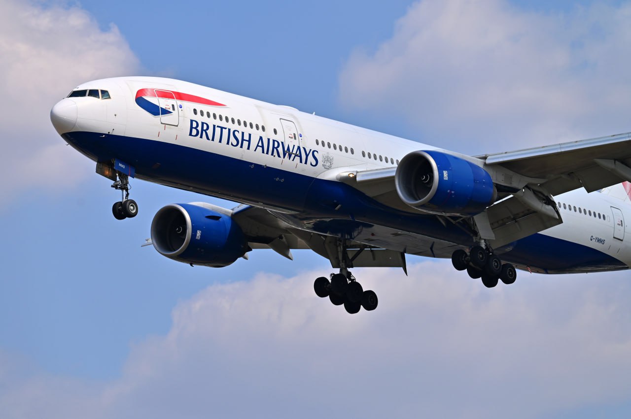 International Consolidated Airlines Group S A IAG в состав которой входят British Airways и Iberia заключила соглашение с сервисом спутникового интернета Starlink входит в SpaceX о предоставлении бортового Wi Fi на рейсах всех авиакомпаний входящих в группу Starlink будет доступен на более чем 500 самолетах Boeing и Airbus осуществляющих как дальние так и короткие рейсы говорится в сообщении IAG в которую также входят авиакомпании Aer Lingus Ирландия лоукостеры Level и Vueling Пассажиры смогут начать пользоваться интернетом Starlink в следующем году Финансовые условия соглашения не раскрываются Фото John Keeble Getty Images interfaxonline