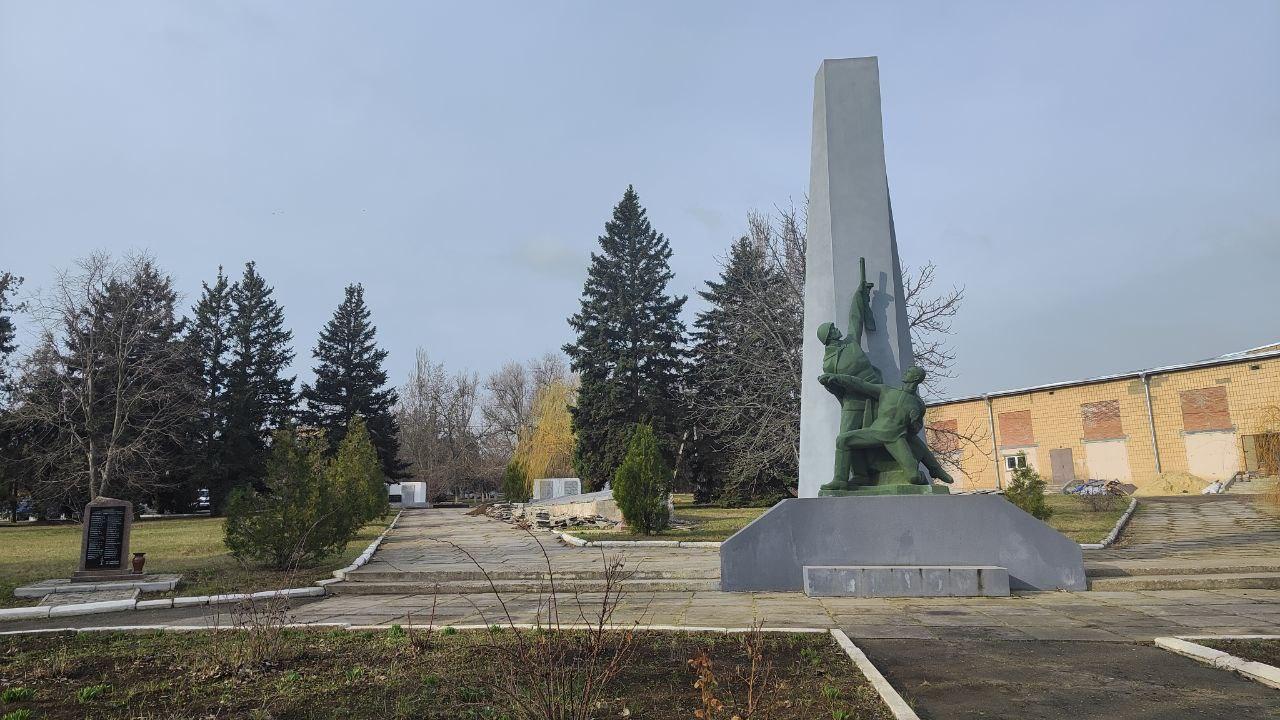 В Старобешеве к 1 мая завершат реконструкцию мермориального комплекса. Работы ведутся при поддержке региона-шефа – Бурятии.  Сейчас на мемориале демонтируют поврежденную облицовку, а затем приступят к благоустройству всего комплекса: уложат новое тротуарное покрытие, отреставрируют гранитные плиты с именами погибших, заменят облицовку памятника.  Фото: Администрация Старобешевского м.о.