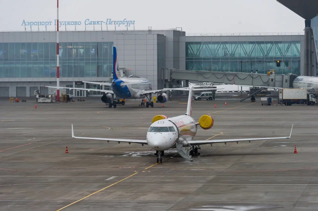 Реконструкцию терминала Пулково 1 планируют начать не раньше 2030 года Сейчас из 60 тыс м² площади используется лишь 15 тыс четверть потенциала Оператор аэропорта хочет расширить полезные зоны до 50 тыс м² и упростить планировку все ключевые процессы регистрация досмотр посадка разместят на одном уровне Проект реализуется в рамках государственно частного партнерства до 2060 года и должен привести аэропорт к международному стандарту С который обеспечит базовый комфорт Старт работ зависит от роста пассажиропотока и строительства временной инфраструктуры для внутренних рейсов Олег Золото Читай нас в MAX Читай нас в Telegram