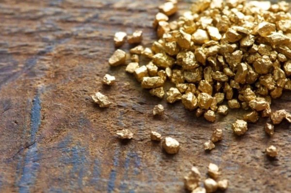 Рекорды по добыче золота олова и меди установлены в Хабаровском крае В Хабаровском крае в 2025 году установлены новые исторические рекорды по добыче золота олова и меди Несмотря на санкционное давление в прошедшем году добыча золота составила 34 4 тонны рост 122 4 олова 3 5 тыс тонн в концентрате 142 меди более 210 тыс тонн в концентрате рост в 4 3 раза Отрасль принесла 21 4 от всех налоговых поступлений в бюджет региона сообщил губернатор Хабаровского края Дмитрий Демешин РБК Восток в Telegram и MAX