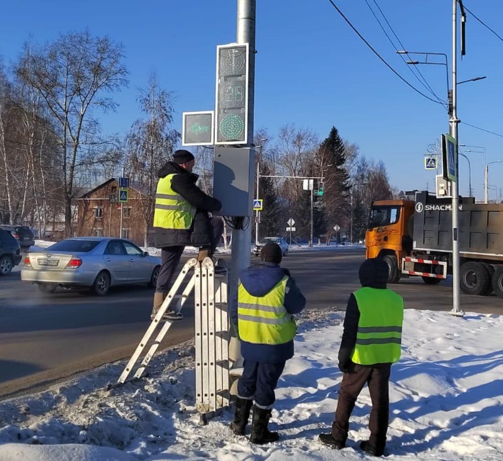 В Горно-Алтайске заработал светофор в районе Кирзавода на пересечении пр. Коммунистического и ул. Строителей, сообщает мэрия.   Это аварийно-опасный участок дороги, где фиксировались дорожно-транспортные происшествия, а водители отмечали сложность выезда с улицы Строителей в сторону Маймы.  Теперь эта проблема будет устранена, уверены власти.  Пешеходам также станет безопаснее: они смогут перейти дорогу по  регулируемому пешеходному переходу.