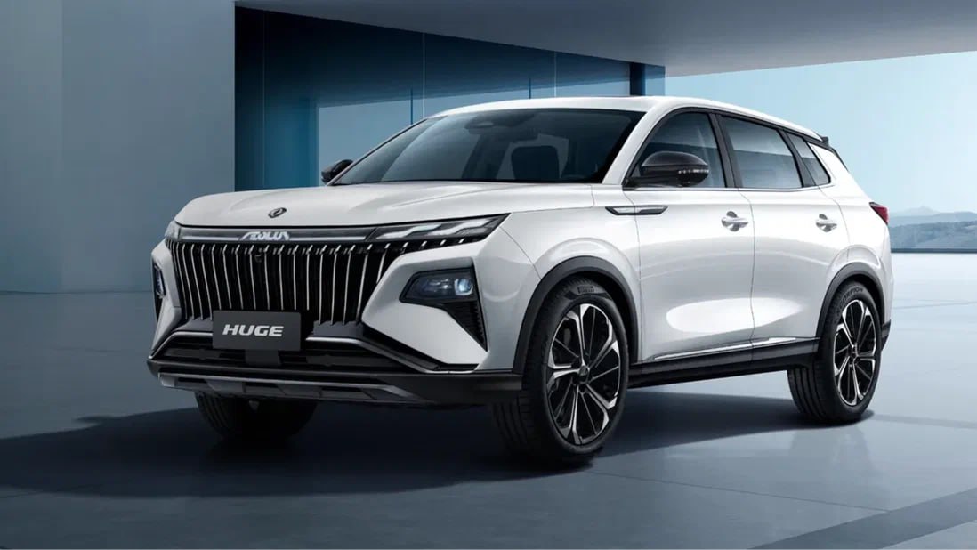 Dongfeng представил среднеразмерный кроссовер Huge для России Модель станет флагманской в российской линейке бренда. Кроссовер длиной 4720 мм обладает колёсной базой в 2825 мм, 210-миллиметровым дорожным просветом и багажником объёмом до 770 литров. Полуторалитровый турбомотор Huge развивает 197 л.с. и 305 Нм и работает с семиступенчатым «роботом», привод — только передний. В оснащение Huge войдут экокожа в отделке, переднее пассажирское кресло с оттоманкой, русифицированная медиасистема с двумя большими дисплеями, панорамная крыша, камеры кругового обзора и адаптивный круиз-контроль. Среди мер по подготовке новинки к российским условиям эксплуатации названы антикоррозийная обработка и оцинковка кузова, а также установка различных подогревов.
