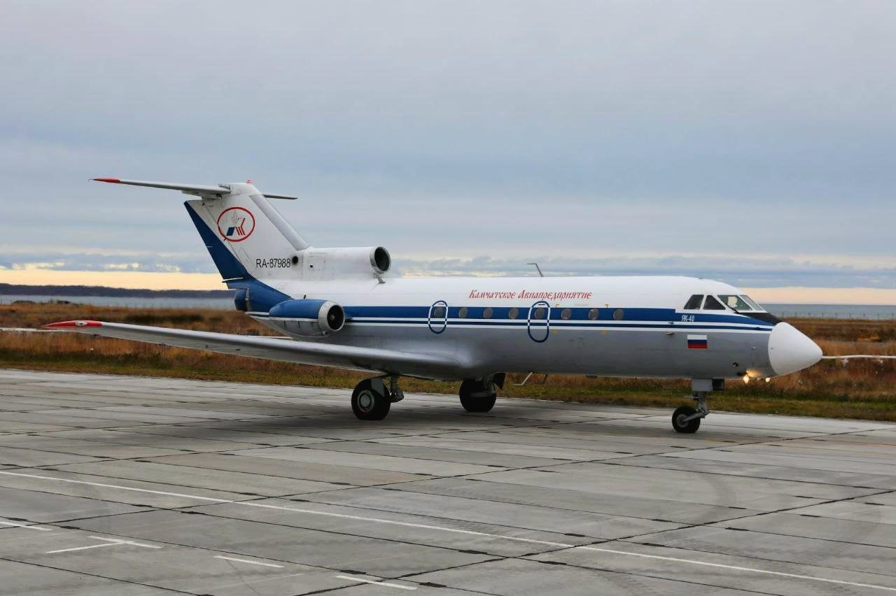 Избавляемся от двойных сборов при покупке авиабилетов   В результате анализа полученных обращений пассажиров, руководством Камчатского авиационного предприятия найдены технические и финансовые возможности для исключения двойных сборов при покупке билетов с пересадкой на внутренних региональных рейсах.   «Мы ведем колоссальную работу с обращениями граждан. К нам поступали вопросы о двойных сборах при покупке билетов в авиакассах. Благодаря усилиям сотрудников авиапредприятия удалось найти техническое решение по оформлению авиационной перевозки двух и более рейсов с разными датами вылета в одной маршрутной квитанции, что позволило сэкономить нашим пассажирам при покупке билетов», - пояснил гендиректор Алексей Храбров. На Камчатке существует определенная логистическая специфика. Например, рейсы в отдаленные населенные пункты полуострова, такие как Аянка или Слаутное, оформлялись двумя билетами, поскольку сначала нужно долететь до аэропорта Тиличики, а затем до пункта назначения. При этом происходит смена воздушного судна, вылет по дальнейшему маршруту запланирован на следующий день. Таким образом при оформлении билетов на рейс взимался сбор за каждый рейс отдельно. Сейчас же удалось технически объединить несколько рейсов в один маршрутный билет, что позволило исключить двойные сборы.   С 20 февраля при покупке билетов с пересадкой на внутрирегиональных рейсах Камчатского авиационного предприятия сбор в размере 800 рублей взимается единоразово. Это позволит существенно сэкономить пассажирам при покупке билетов в отдаленные населенные пункты Камчатского края.    Важно помнить, что при покупке билетов на сайте   никаких сборов оплачивать не нужно.