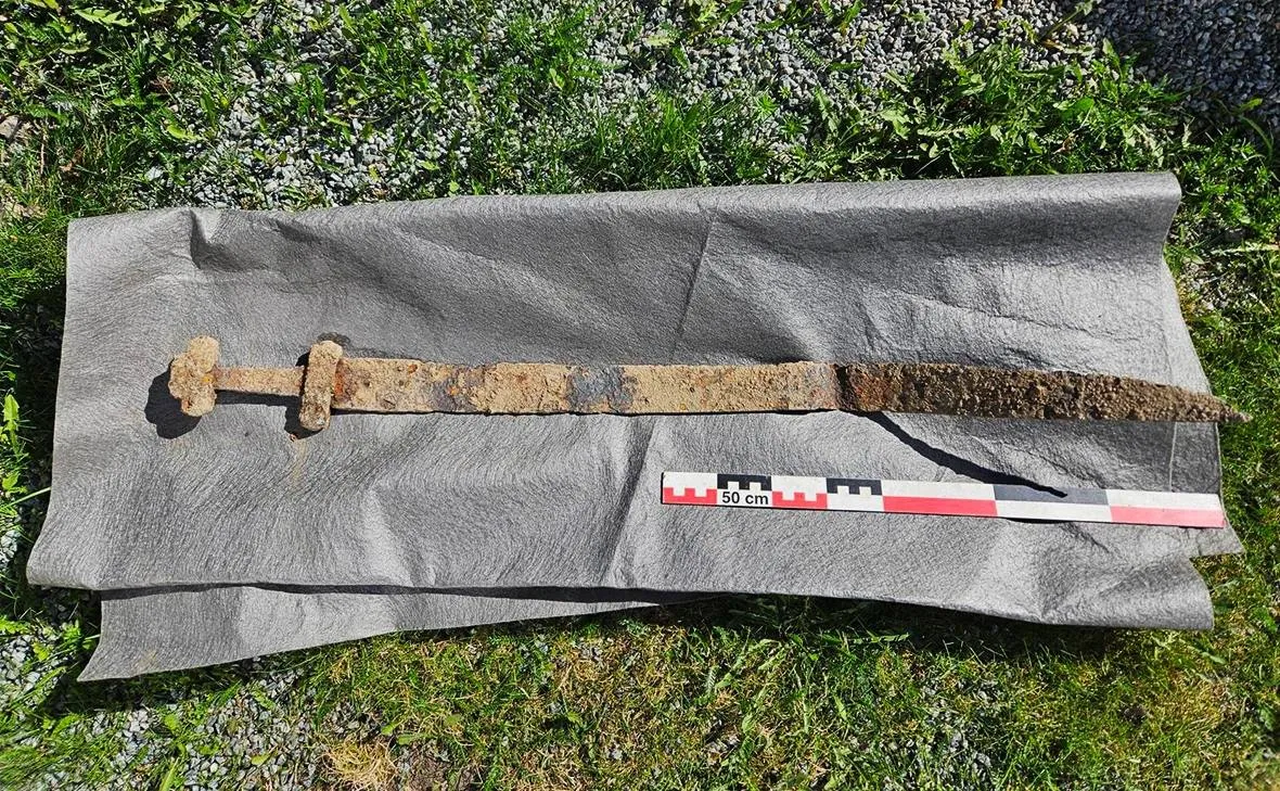 6 летний мальчик нашел древний меч эпохи викингов оружию около 1300 лет Во время экскурсии в норвежской коммуне Гран ребенок заметил в поле ржавый клинок и поднял его Артефакт уже передали в Музей культурной истории в Осло для изучения bankser