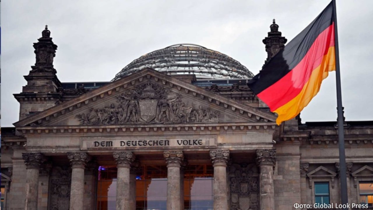 Депутаты бундестага большинством голосов отклонили две антироссийские резолюции которые предложила партия Союз 90 Зеленые Об этом сообщается на сайте немецкого парламента Суть первого предложения заключалась в том чтобы правительство ФРГ приняло меры в G7 для изъятия замороженных российских активов в Европе и передаче их в полном объеме Украине Вторая призывала прекратить сотрудничество с Россией в ядерной сфере IZ RU в Telegram в MAX