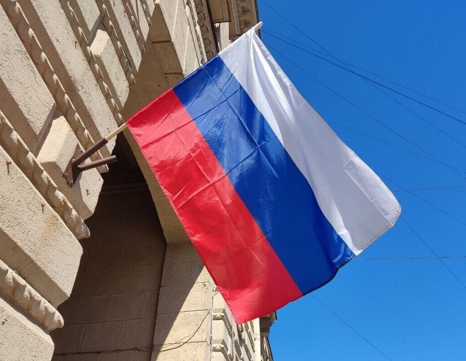 Жителей Ростовской области подозревают в краже флага РФ с фасада здания в Санкт-Петербурге В Санкт-Петербурге трое человек подозреваются в похищении флага РФ с фасада здания в Московском районе. По информации портала NevaToday, инцидент произошёл 1 мая. 6 мая сотрудники полиции задержали троих подозреваемых: двух мужчин из Ростовской области 31 года и 28 лет, а также 32-летнюю женщину из Республики Башкортостан. Впоследствии по факту происшествия было возбуждено уголовное дело по статье о грабеже. В отношении одного из задержанных, 28-летнего мужчины из Ростовской области, была избрана мера пресечения в виде подписки о невыезде. Ранее он уже привлекался к ответственности за кражи и грабежи. Других подозреваемых отпустили после допроса. Подписаться на "Новости Ростова" Прислать новость