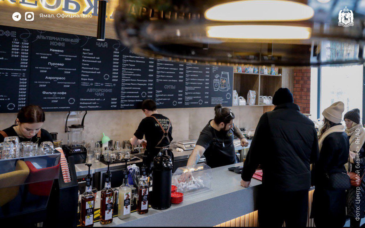 Ямальских предпринимателей освободят от сдачи налоговой отчётности С 1 апреля в округе вводится автоматизированная упрощённая система налогообложения АвтоУСН Она подходит для бизнеса с численностью работников до пяти человек и годовым доходом до 60 миллионов рублей Новый режим полностью освобождает от сдачи налоговой отчетности ФНС будет брать информацию у банков не нужно будет сдавать декларацию Налог будет рассчитываться автоматически Уверен что это решение даст дополнительный импульс развитию предпринимательства на местах сообщил губернатор Ямала Дмитрий Артюхов ℹ Запуск упрощённой системы планируется в рамках федерального эксперимента который продлится до конца 2027 года ЯМАЛ Официально Подписывайтесь на нас в MAX