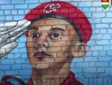 В Кирове появится мурал с изображением Героя Советского Союза и его праправнука В рамках проекта Минобороны "Дорога памяти" в Кирове Калужской области создают патриотический мурал. Большое изображение будет располагаться на фасаде дома №25 на улице Ленина. На нём будут изображены Герой Советского Союза Михаил Угаров и его праправнук-юнармеец Кировского района. Работа ведётся по инициативе главного штаба "Юнармии".