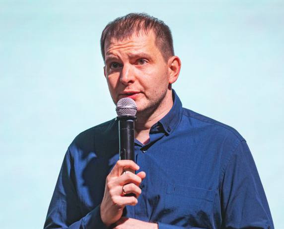 В ДВФУ объяснили разгон студсовета нарушениями выборов и несоответствием документов федеральному закону Администрация Дальневосточного федерального университета заявила что решение о роспуске Объединённого студенческого совета ОСС связано с несоответствием его положения федеральному законодательству По данным вуза при прошлых выборах в ОСС в 2024 году были зафиксированы существенные нарушения процедуры а представители совета не учли рекомендации проректора по молодежной политике Александра Кайдановича и продолжили работу по устаревшим документам Кайданович отменил положение о студсамоуправлении от 2023 года и инициировал создание новой структуры в соответствии с федеральным законом 261 ФЗ До конца ноября планируется сформировать рабочую группу и утвердить новое Положение об ОСС через Учёный совет В новый состав войдут руководители студорганизаций представители Движения первых и Совета старост Реклама Подписывайтесь на NEWSVL