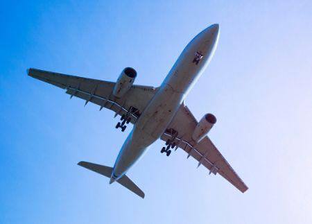 Нигер запускает новую авиакомпанию Niger Air International В Нигере запускается проект новой национальной авиакомпании Niger Air International которая укрепит суверенитет и улучшит транспортную доступность Основной капитал будет государственным но предусмотрены частные инвестиции Цель компании обеспечить доступный воздушный транспорт внутри страны и за ее пределами для содействия социально экономическому развитию Министр транспорта сообщил о создании комитета для ускорения получения лицензий Нигер также ведет переговоры с Royal Air Maroc о помощи Кроме того страна сотрудничает с Мали и Буркина Фасо для создания общего авиаперевозчика в регионе Сахель