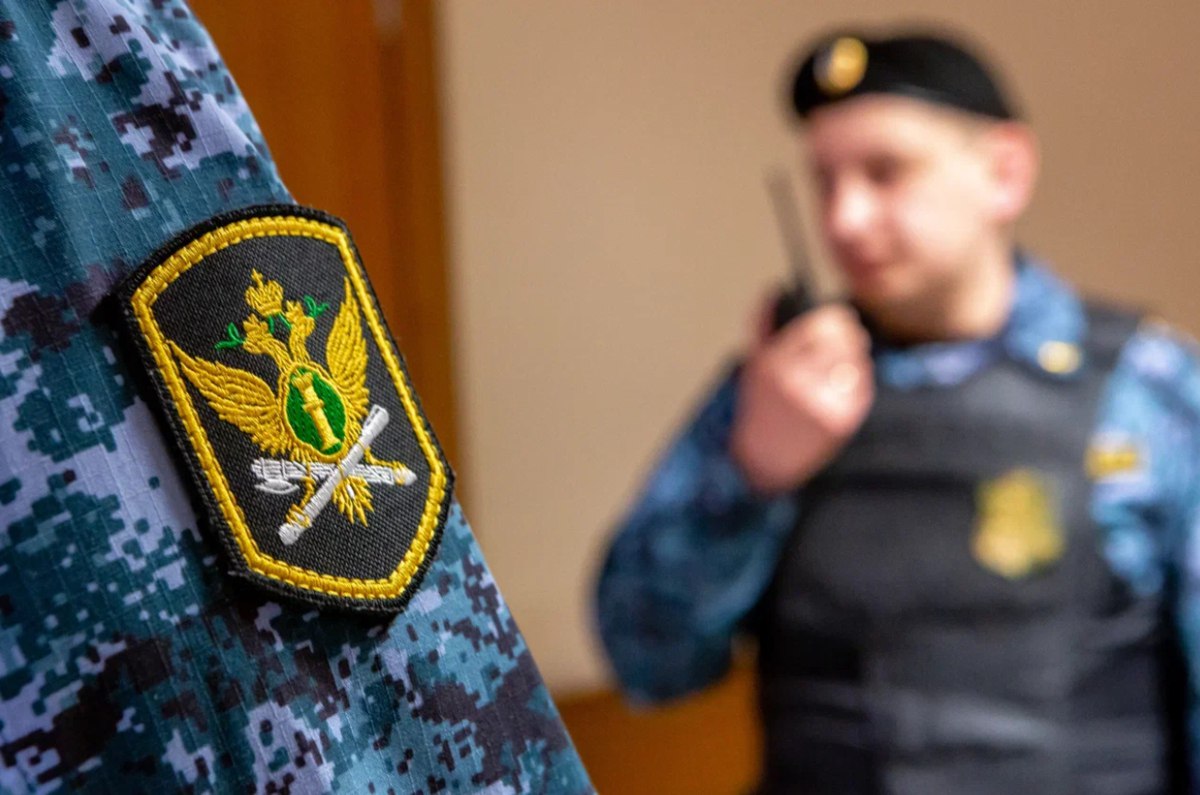 У матери Анастасии Чумаковой главреда издания ASTRA провели обыск Сегодня в квартире матери главного редактора издания ASTRA Анастасии Чумаковой в Ульяновске прошёл обыск Он связан с уголовным делом по статье о фейках о ВС РФ Сама журналистка не прописана и не проживает в этой квартире более десяти лет она находится за границей Маму журналистки допросили в качестве свидетеля При проведении следственных мероприятий работали сотрудники СК ФСБ и МВД Силовики ознакомились с личной перепиской 61 летней женщины изъяли её технику Издание ASTRA было создано в марте 2022 года журналисткой Анастасией Чумаковой бывшей сотрудницей RTVI Оно имеет более 250 тысяч подписчиков в Telegram и позиционирует себя как независимое СМИ Минюст РФ принял решение о включении ASTRA в список иноагентов год назад 25 октября 2024 ого признано иностранным агентом и внесено в соответствующий реестр Минюста РФ Фото Олег Золото MR7