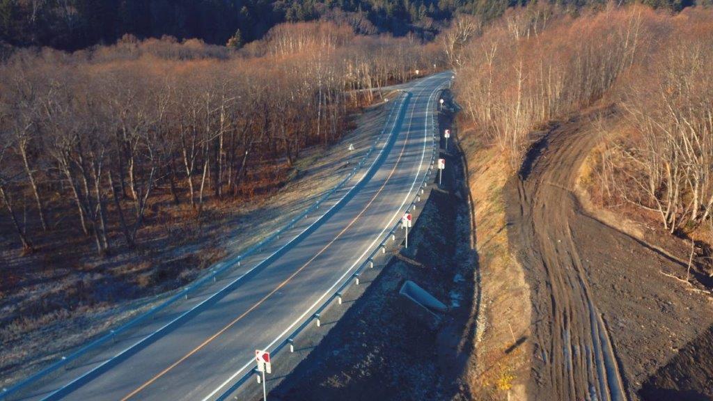 В Сахалинской области на объектах дорожного нацпроекта в 2024 году нанесли более 30 км разметки и установили 420 знаков   На Сахалине завершились работы по обустройству объектов нацпроекта «Безопасные качественные дороги». По итогам года на участках региональных трасс и местной улично-дорожной сети было установлено 420 дорожных знаков, устроено 10928 метров барьерных и 690 пешеходных ограждений, нанесен 30571 метр дорожной разметки.   Наибольший объем работ был выполнен на капиталоемком объекте этого года – 8-километровом участке региональной автодороги Южно-Сахалинск – Синегорск. После его капитального ремонта повысилась транспортная доступность двух сёл – Санаторного и Синегорска. Также здесь обеспечены все условия для комфортного передвижения пешеходов и автомобилистов. На региональном участке трассы Южно-Сахалинск – Корсаков была проделана большая работа по установке стационарного электрического освещения – всего было обустроено 4900 погонных метров,   — рассказал первый замминистра транспорта и дорожного хозяйства Эдуард Ри.    Отметим, что за год на объектах нацпроекта также было обустроено почти 3,5 км тротуаров. Всего же в 2024 году на Сахалине благодаря нацпроекту было отремонтировано более 19 км региональных и местных автодорог в Анивском, Холмском, Томаринском районах, Корсакове и областном центре. Ход реализации нацпроекта в Сахалинской области находится на личном контроле губернатора Валерия Лимаренко.   Фото: архив